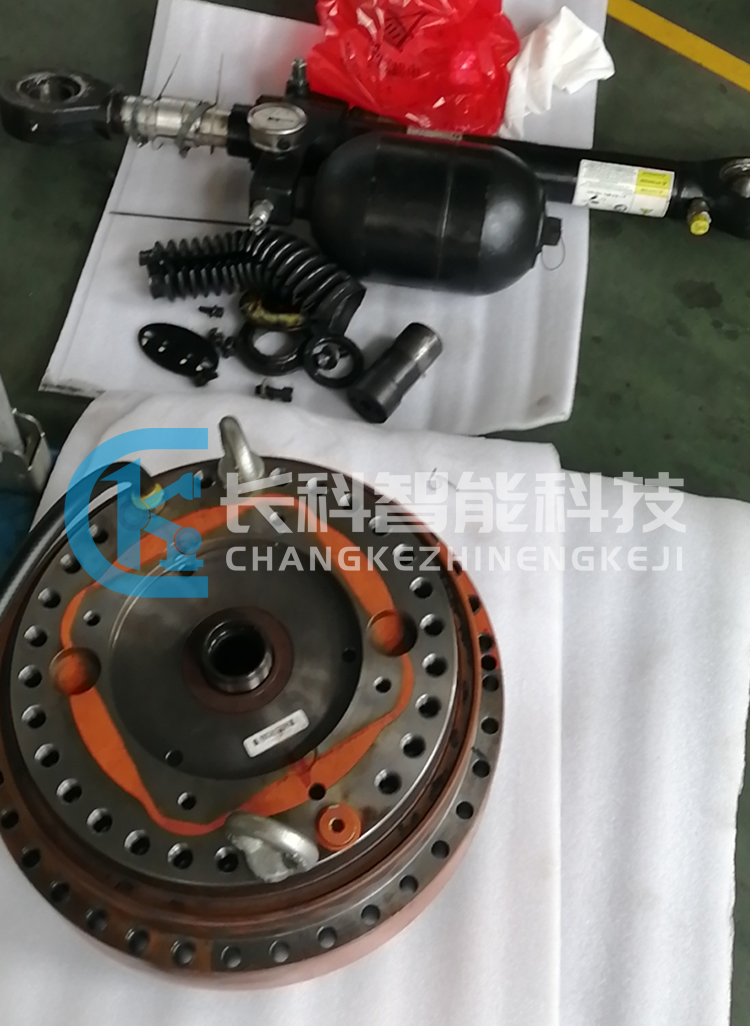 Repair the gearbox and balance cylinder of the KUKA robot